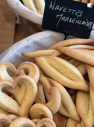 Panier de navettes marseillaises, certaines en forme de cœur
