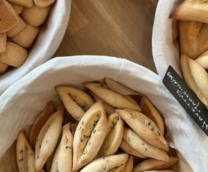Navettes salées dans une corbeille en lin